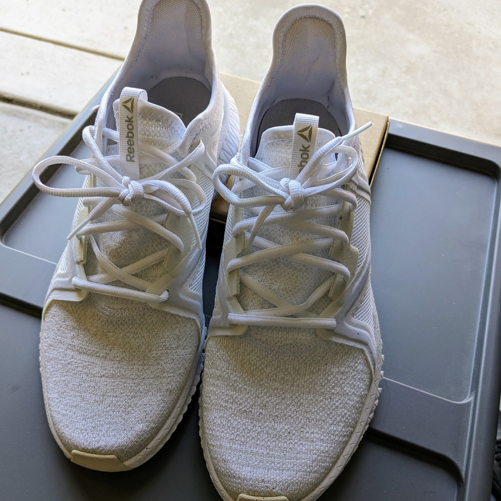 Reebok white knit sneaker size 11 new without tag/box